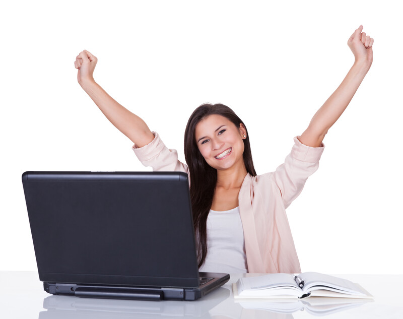 Glück vor Erfolg - freudig Frau am Computer