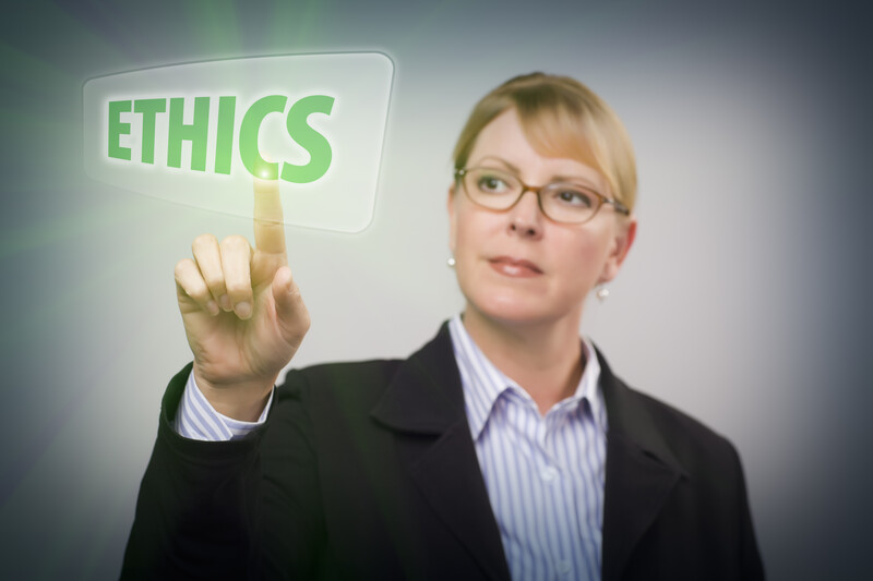 Werteorientiert führen - Frau zeigt auf Screen das Wort "ethics".