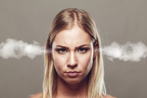 Wörter wirken - Frau mit Rauchwolken aus den Ohren